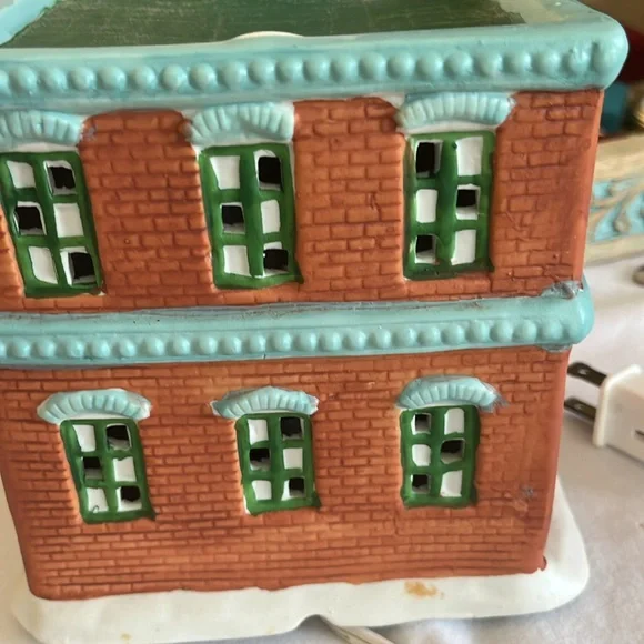 Vintage porcelain lighted house - Picture 4 of 13